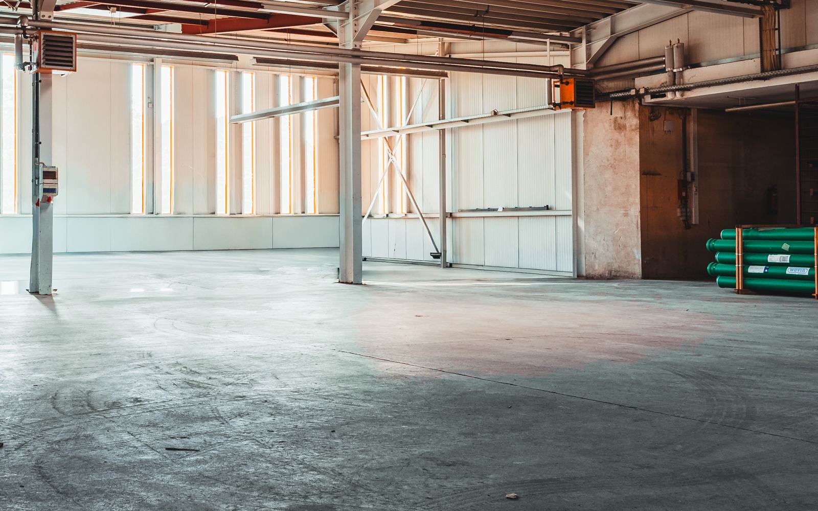 Weitläufige Hallenfläche mit Tageslicht und Stahlträgern