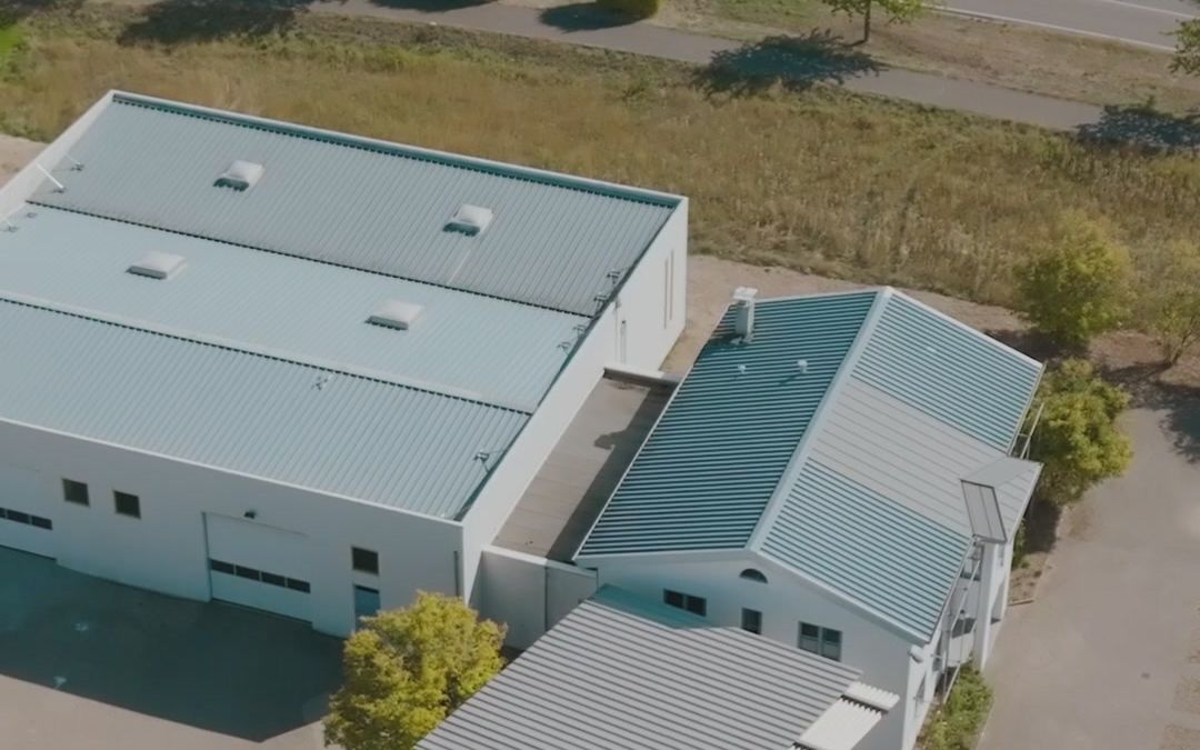 Luftaufnahme der Gewerbeimmobilie mit Halle, Bürogebäude und Außenflächen